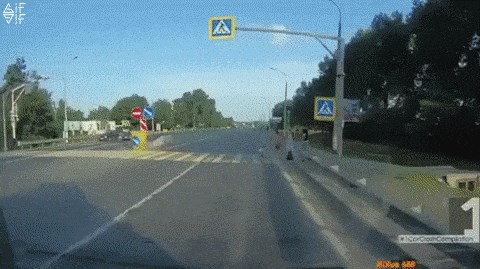 GIF Ovi su ljudi skoro život ostavili na pješačkom prijelazu