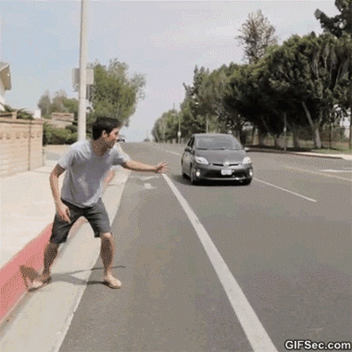 GIF Mladić je ušao u automobil koji je bio u pokretu na nevjerojatan način