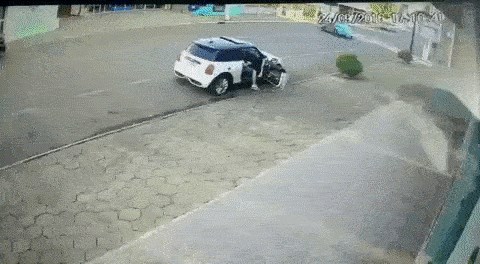 GIF Ovaj je čovjek izbjegao ozljedu za dlaku