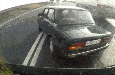 GIF Ovaj je čovjek izbjegao smrt za dlaku