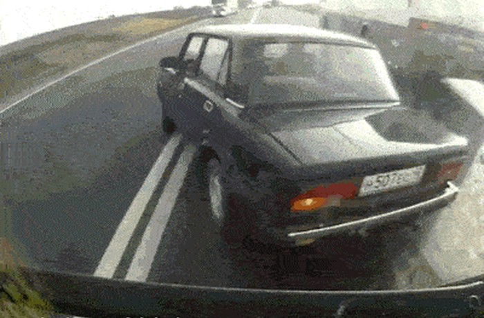 GIF Ovaj je čovjek izbjegao smrt za dlaku