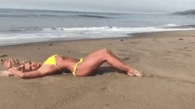 GIF Htjela je lijepe fotke s plaže, no valovi su imali drugi plan