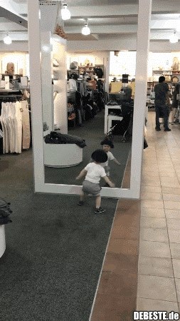 GIF Ovo dijete zna što traži i ogledalo mu izlazi u susret 