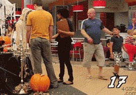 GIF Htjeli su ga uplašiti u dućanu, no priča je dobila potpuno drugi ishod 