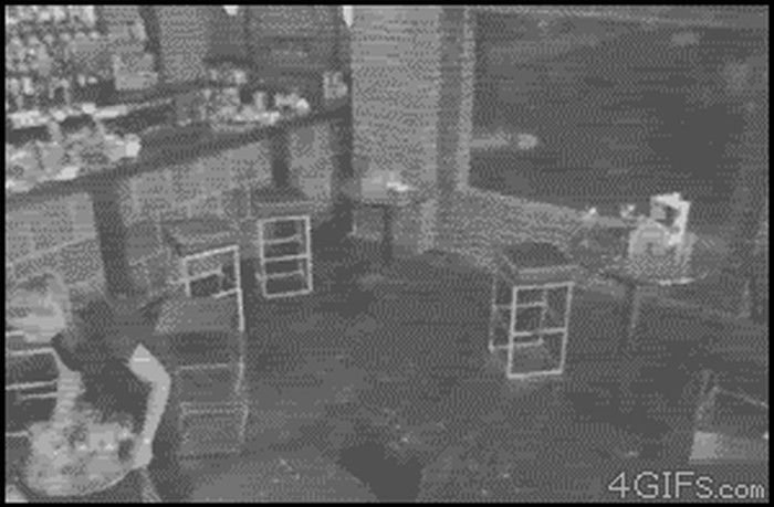GIF Baš kada pomislite da se izvukla, dogodi se najveće sranje