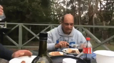 GIF Ovaj će čovjek sljedeći puta dobro razmisliti o ručku u prirodi