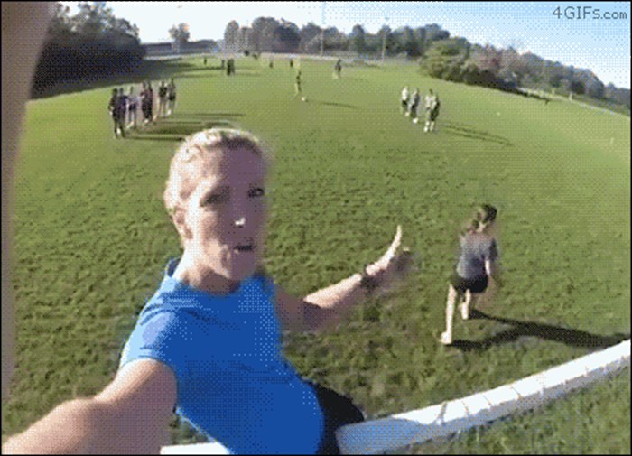 GIF Htjela je napraviti selfie na golu, a onda ju je lopta pogodila u glavu