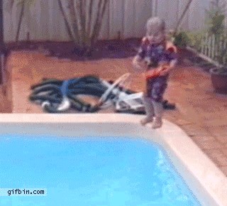 GIF Djevojčica je skočila u bazen u najgorem mogućem trenutku i napravila glupost