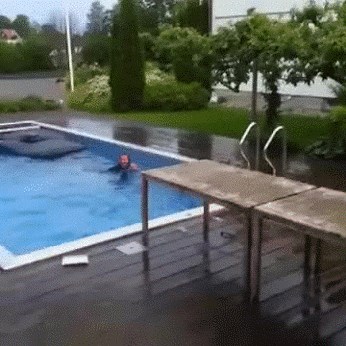 GIF Htjela je skočiti u bazen pa napravila glupost stoljeća
