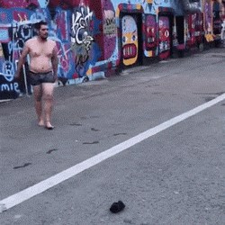 GIF Htio je skočiti u vodu pa se ozlijedio na najgori mogući način