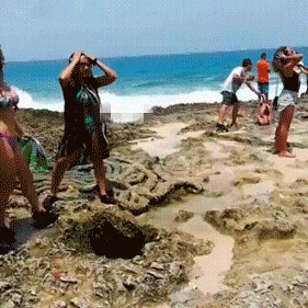 GIF Zločesti vjetar joj otkrio nešto što nikako nije smio