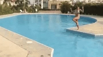 GIF Pokušala je preskočiti bazen, a na kraju je gadno nastradala