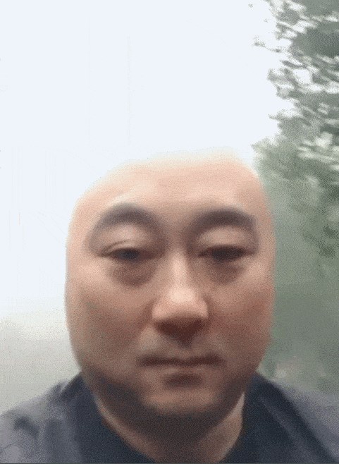 GIF: Ovaj čovjek počne nestajati kada dođe na svjetlo 