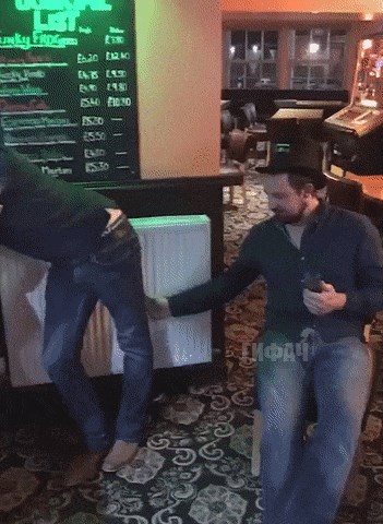 GIF Pijanog prijatelja je jednim potezom srušio na pod