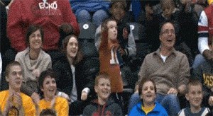 GIF Klinac nasmijao sve oko sebe svojim genijalnim plesom