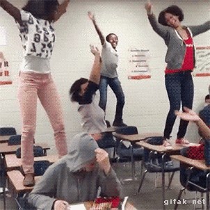 Odlučile su zaplesati na klupama, no jednom se kolegi to nije  svidjelo 