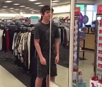 GIF Mladić je otkrio sjajan način za zabavu u dućanu