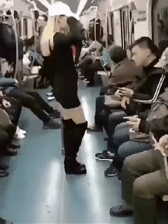 GIF Popušio je foru, a ona mu otela mjesto na najsmješniji način