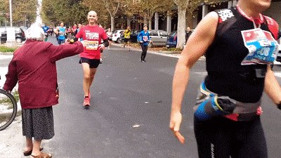 GIF Bakica uljepšala dan stotinama trkača najslađim gestom 