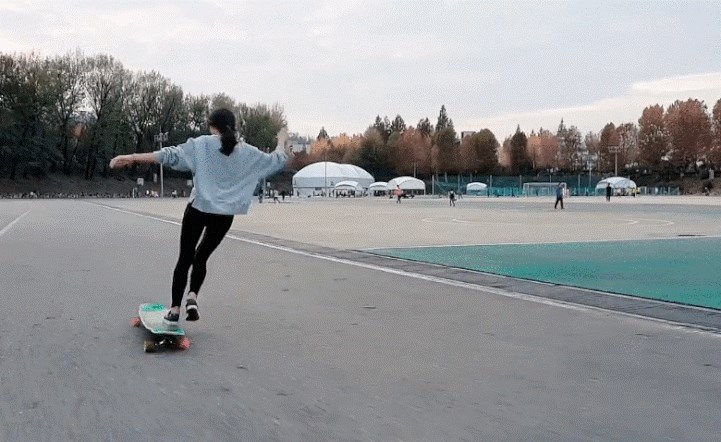 GIF Djevojka vožnju longboardom pretvorila u umjetnost