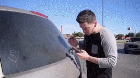 Mladić izrađuje vrhunske slike na prašinjavim prozorima automobila!