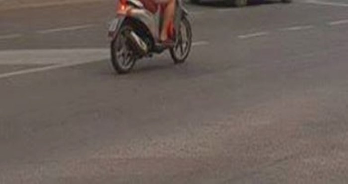 Pogledajte što ovaj muškarac prenosi na svom motoru