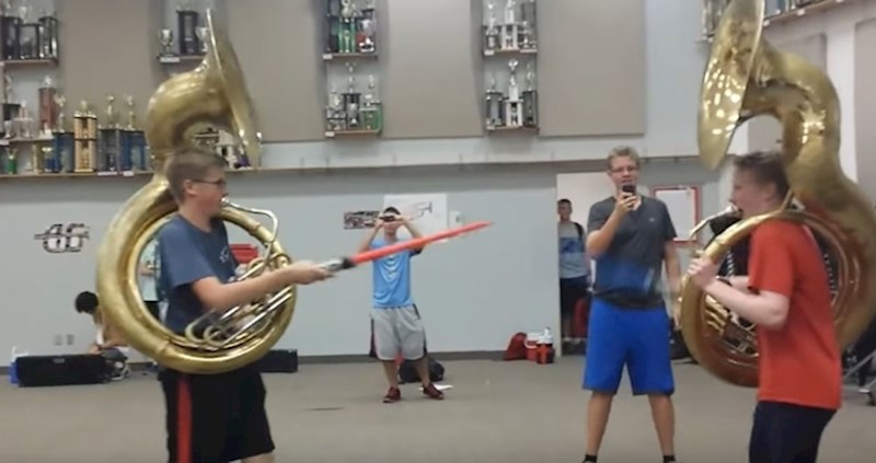 VIDEO Ovakvu borbu još niste vidjeli, svirači tuba suprotstavili se lightsaberima