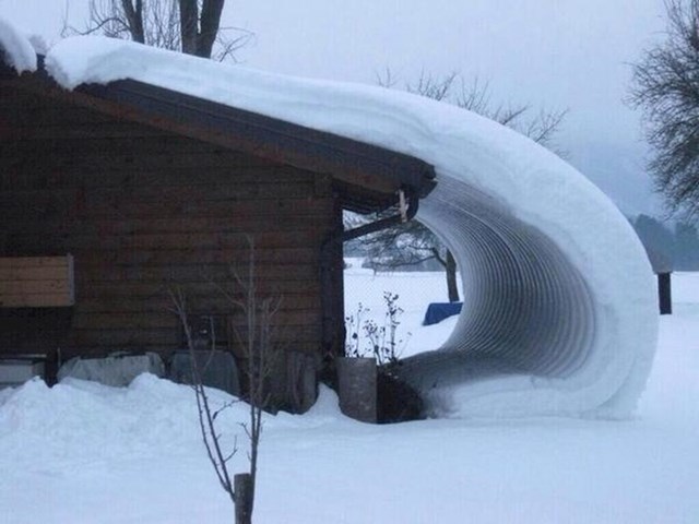 Nekim čudom snijeg je s ovog krova pao u jednom komadu, a rezultat je nevjerojatno zadovoljavajuć prizor.