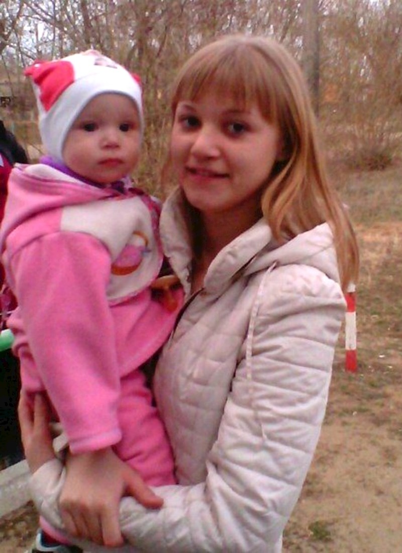 Ova beba ima jako veliku ruku.