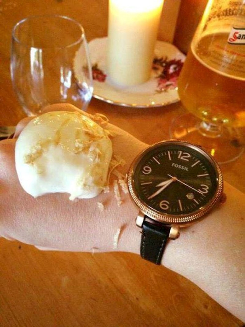 Sir koji ti konobar direktno stavlja na ruku i onda ga trebaš polizati.