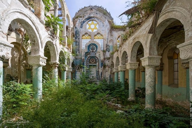 Zapuštena sinagoga u Rumunjskoj.