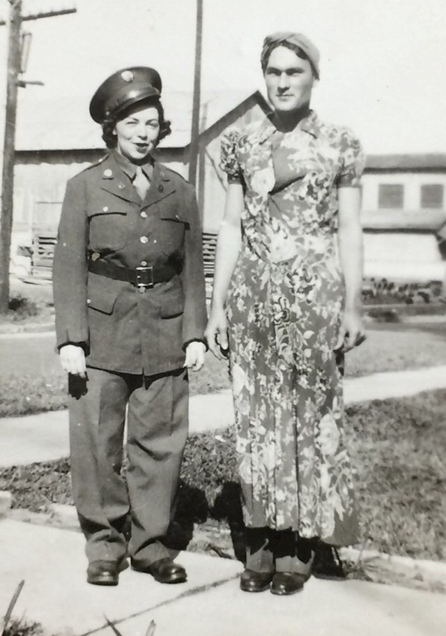 “Moji djed i baka obukli su odjeću jedan drugoga, 1943. godine.”