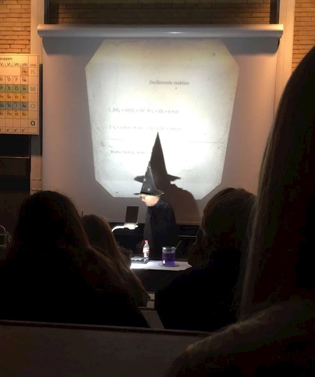 Ovaj profesor nosi čarobnjački šešir i plašt svaki put kada izvodi eksperimente.