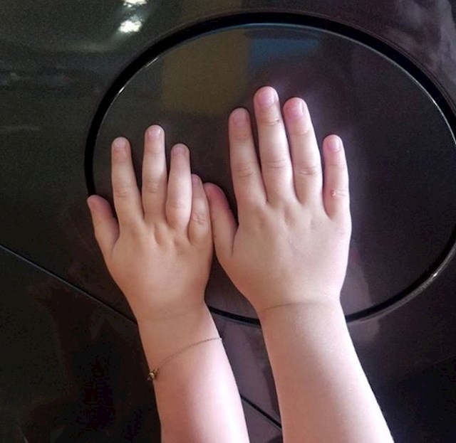 Zabavna igra "držanja ruku unutar kruga" kako bi djeca ostala sigurna i ne istrčavala na cestu dok se zadržavate oko auta.
