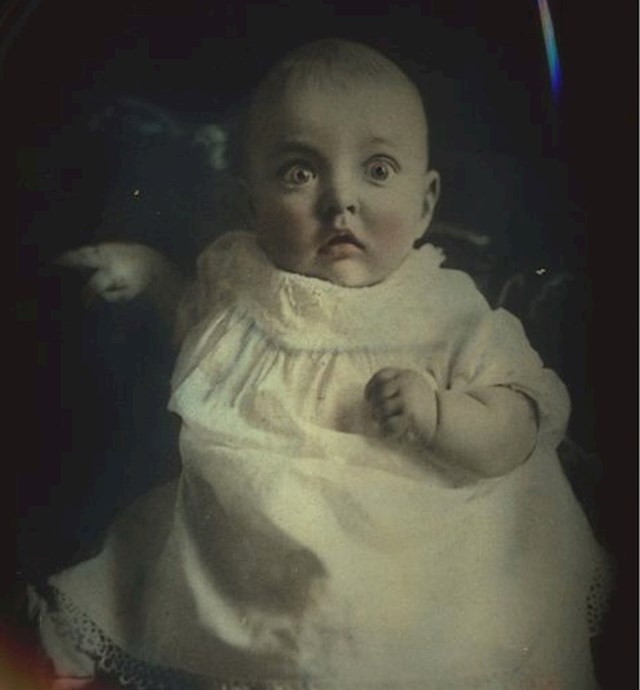 “Slika moje mame kad je bila beba, još iz razdoblja kada su bljeskalice na fotoaparatima bile poput malih eksplozija."  (1922)