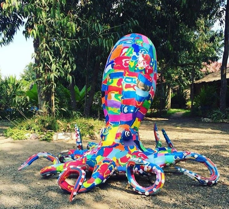 U 2017. godini sakupili su preko 500,000 japanki. Svaki dan kreiraju oko 8 igračaka, a većinu prodaju ljudima u inozemstvu.