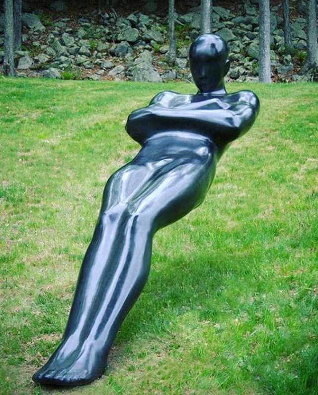Ljudska figura umjetnika Emila Alzamora prkosi gravitaciji na vrlo elegantan način.
