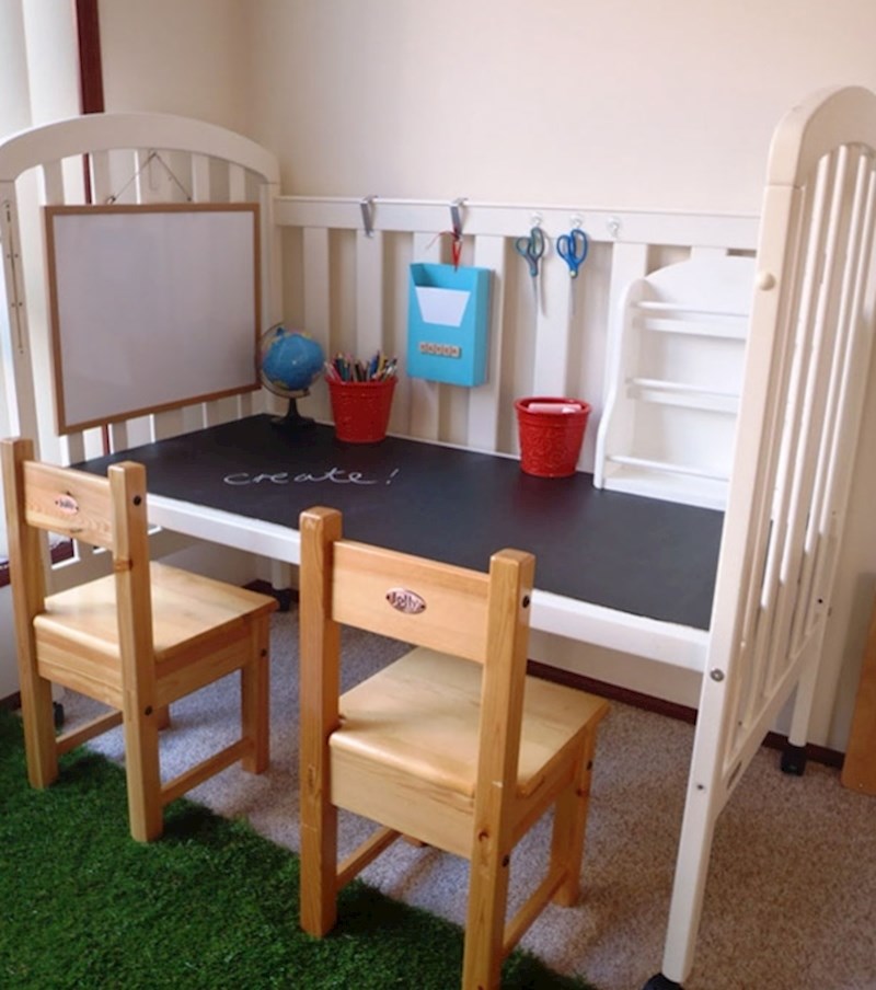 Iskoristite stare jaslice za novi "školski" stolić za vaše dijete.