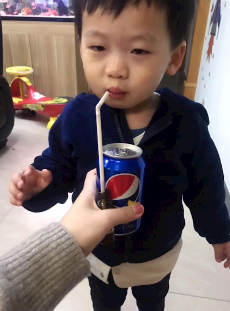 Odličan način za "prevariti" klinca da popije sirup.