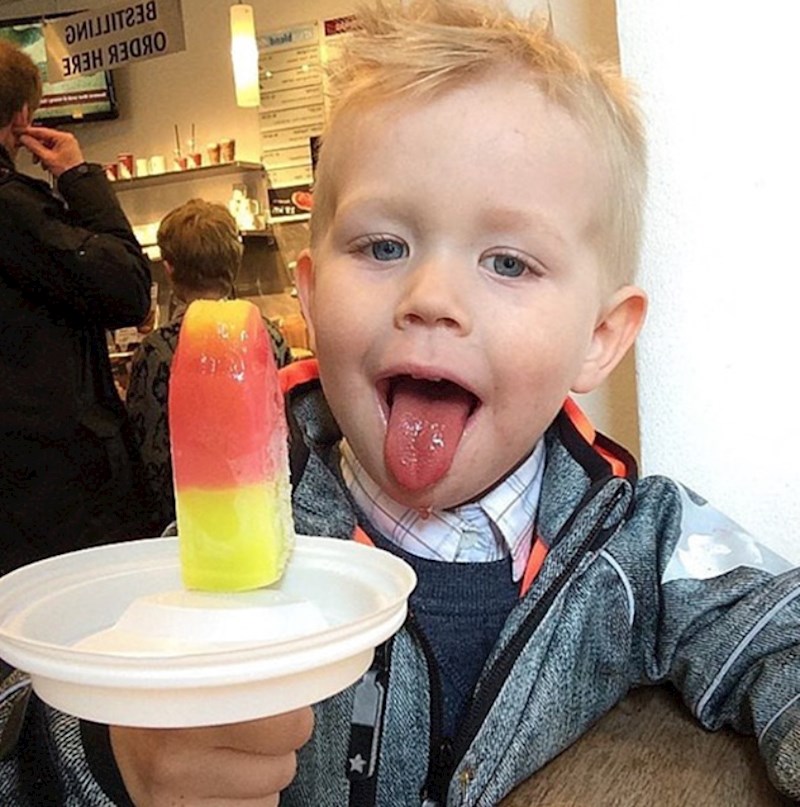 Ako želite da mu sladoled prestane kapati po rukama, na štapić stavite poklopac za kavu ili mali plastični tanjurić.