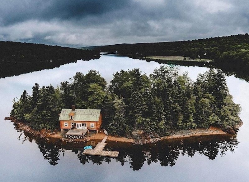 Pravo mjesto za modernog Robinsona Crusoea: privatna kuća, šuma i otok.