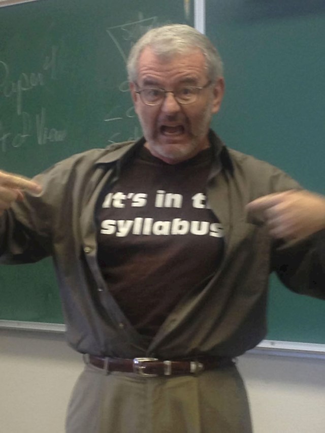 Iznerviran ponavljanjem istih pitanja, ovaj je profesor rastrgao majicu usred predavanja.