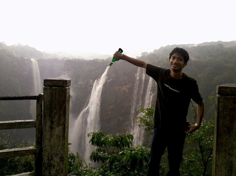 Odlučio je malo pomoći ovom vodopadu.