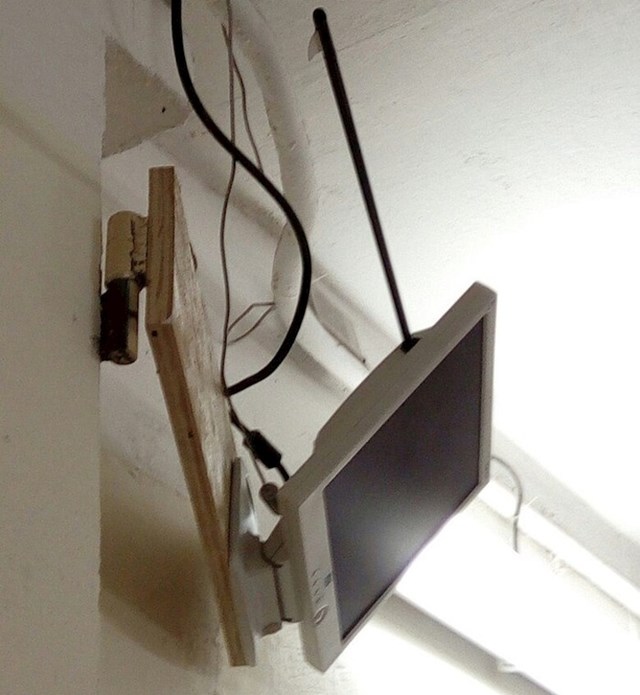 Ovaj je muškarac strijelom pogodio USB utor svog monitora, a on još uvijek savršeno radi.