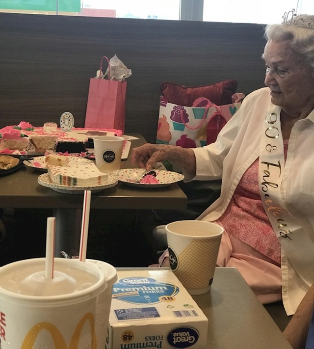 Ova baka svako jutro sjedne na kavu u McDonalds, a budući da joj je danas 90. rođendan - oni su joj priredili zabavu.