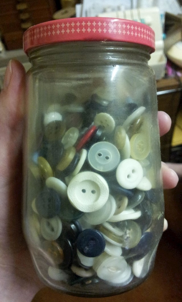 Kada je bio mlad, moj djed je za vrijeme prosidbe mojoj baki pokazao ovu staklenku izgubljenih dugmadi i dodao: "Vidiš li koliko očajnički trebam ženu?".