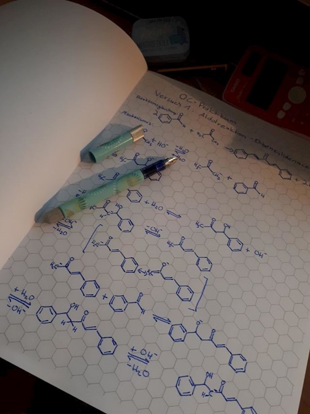Bilježnica za kemiju koja već ima predložak za crtanje.