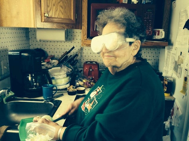 E, ova baka zna kako rezati luk bez ijedne suze!