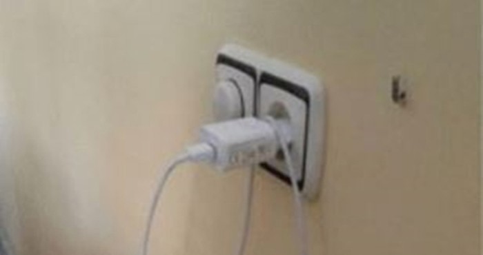 Pogledajte na koji način se netko dosjetio puniti mobitel koji nema gdje staviti