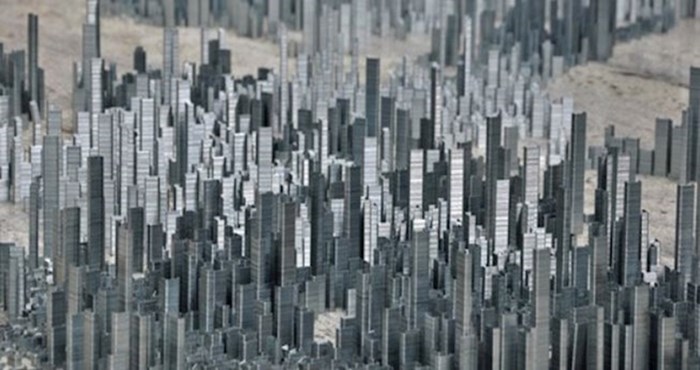 Umjetnik je koristeći metalne spajalice uspio izraditi cijeli minijaturni grad